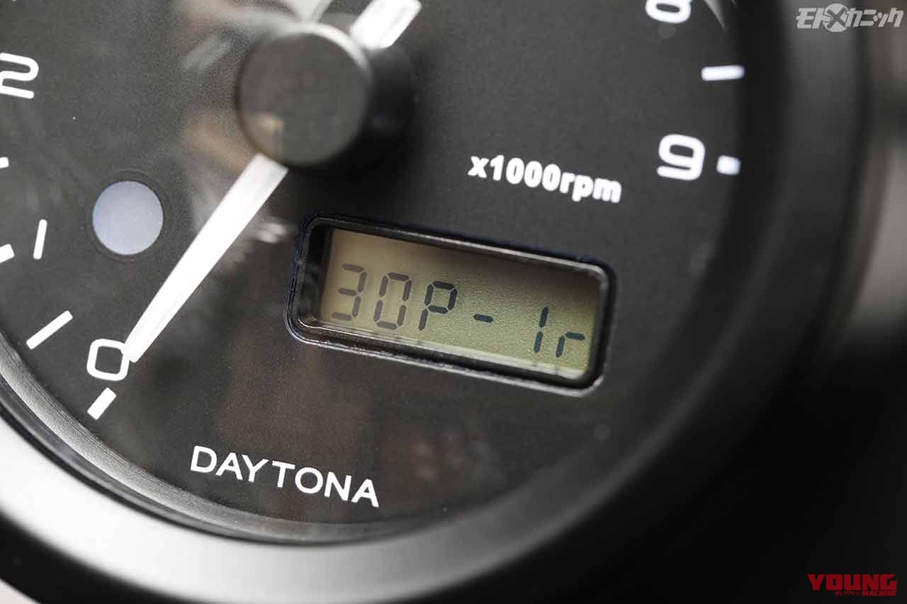 |ホンダCT125ハンターカブにボルトオンでコンパクトなタコメーターを追加〈デイトナ〉