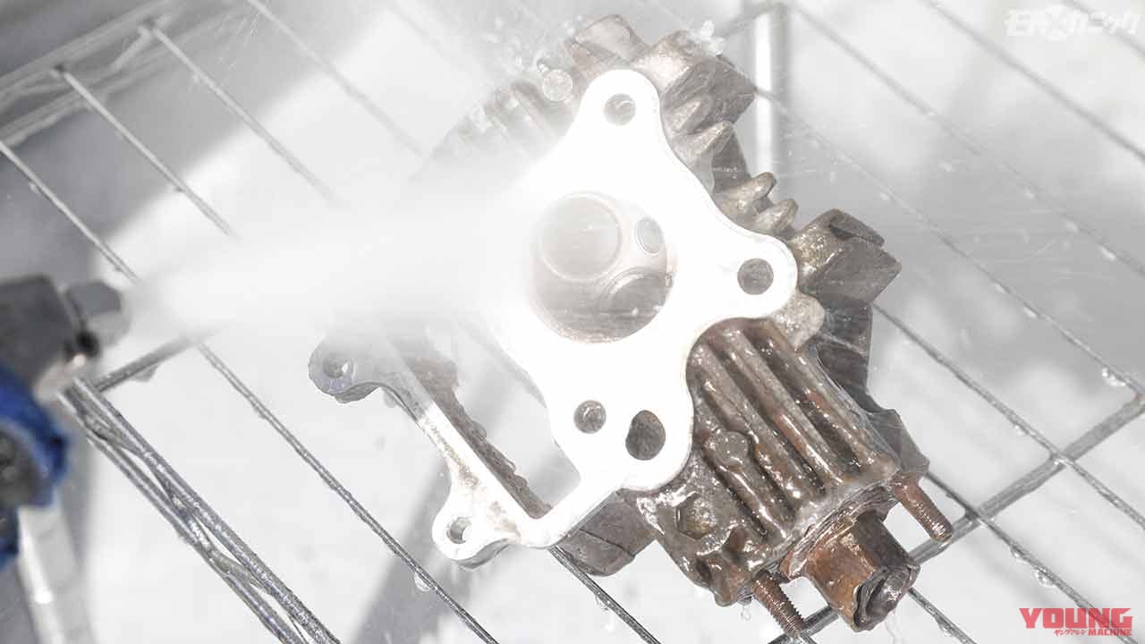 重曹クリーニングはクロームメッキのサビやエンジン部品のカーボン除去に効果絶大 Ezブラスト Webヤングマシン 最新バイク情報