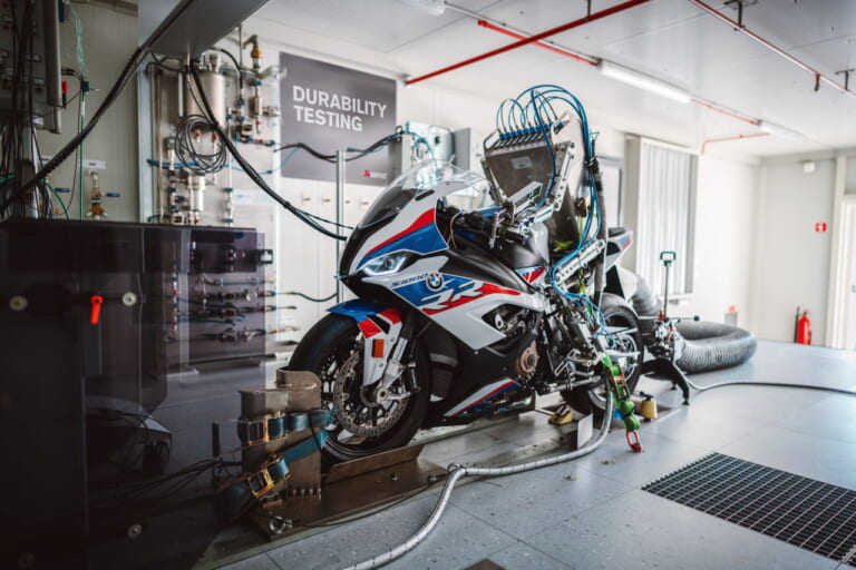 Akrapovic Factory|世界限定30本、日本で買えるのはわずか数人!! アクラポヴィッチ30周年マフラー登場