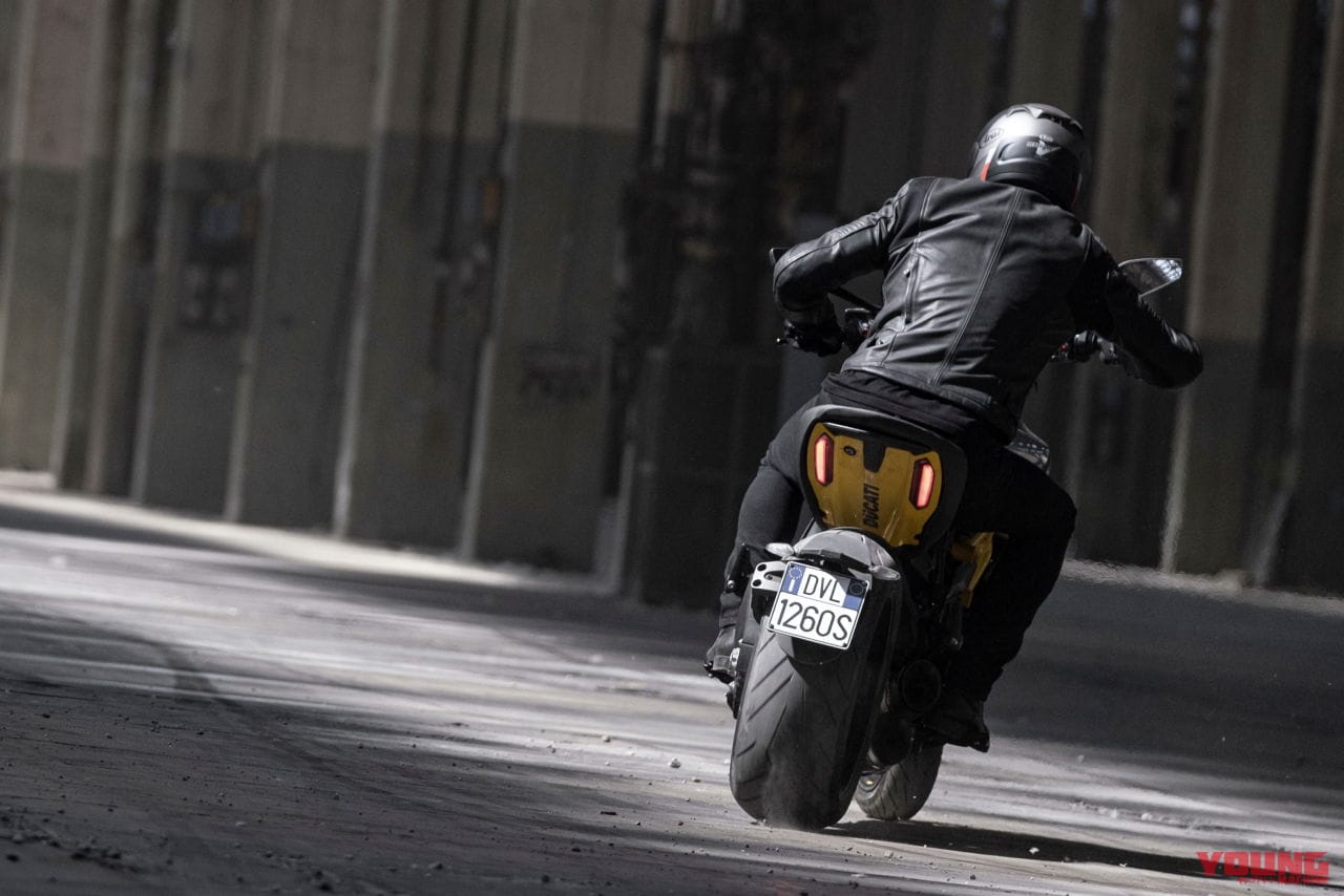 |左右非対称の特別カラー! ドゥカティ「ディアベル1260S ブラック&スチール」12/25発売