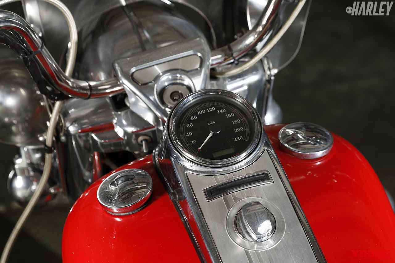 |’09 ハーレーFLHRCロードキングクラシック:飽きのこない往年のスタイルに赤×白ツートーンがよく似合う