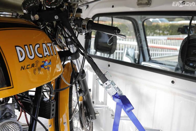 軽トラックトランポ|サブベルト付きタイダウンで固定|“ワケあり軽トラック”を購入してトランポ車に改造してみた【ドゥカティも積める!!】