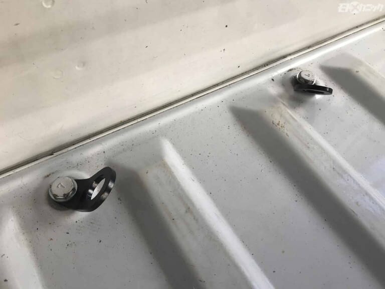 軽トラックトランポ|床側のタイダウンアンカー|“ワケあり軽トラック”を購入してトランポ車に改造してみた【ドゥカティも積める!!】