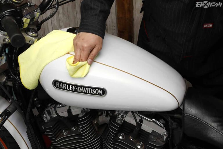 ヤマルーブ ガラス系コーティング|ガソリンタンクへの塗布|ヤマルーブシリーズを使って白化した樹脂パーツなどを艶々リフレッシュ〈外装お手入れケミカル×5選〉