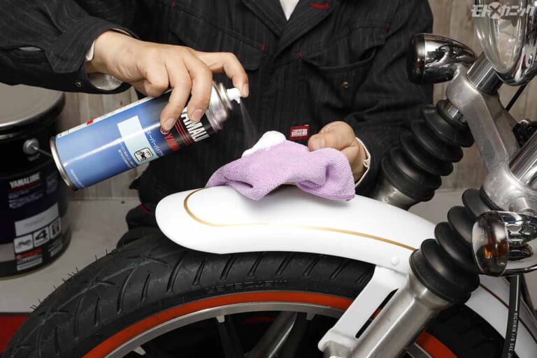 ヤマルーブ スーパーバイクワックス|フロントフェンダーへの塗布|ヤマルーブシリーズを使って白化した樹脂パーツなどを艶々リフレッシュ〈外装お手入れケミカル×5選〉