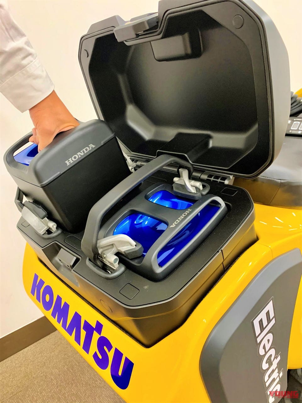 マイクロショベルPC01(試作車)にモバイルパワーパックを2個搭載|ホンダの交換式バッテリー、建設業界へ! コマツ「マイクロショベルPC01」電動版を共同開発