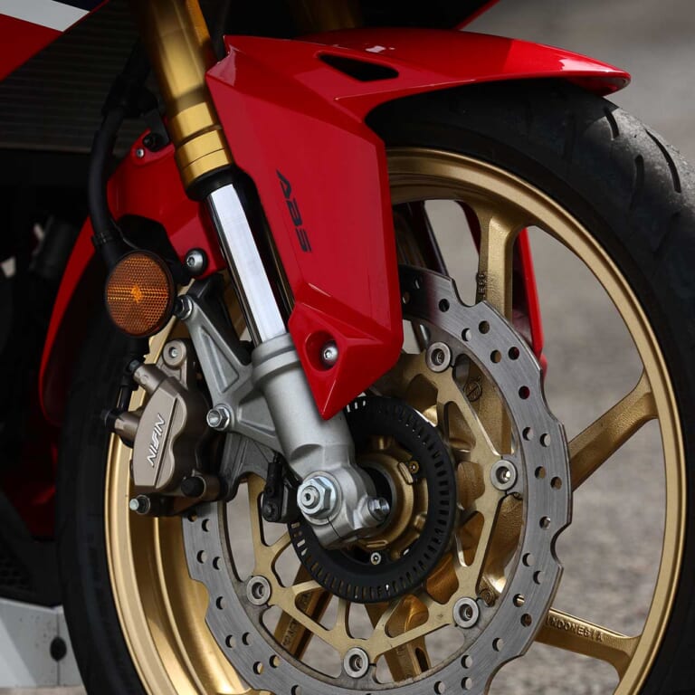 ホンダCBR250RR|フロントフォーク&ブレーキディスク|ホンダCBR250RRディテール写真解説【操ること自体を楽しめるスポーツバイク】