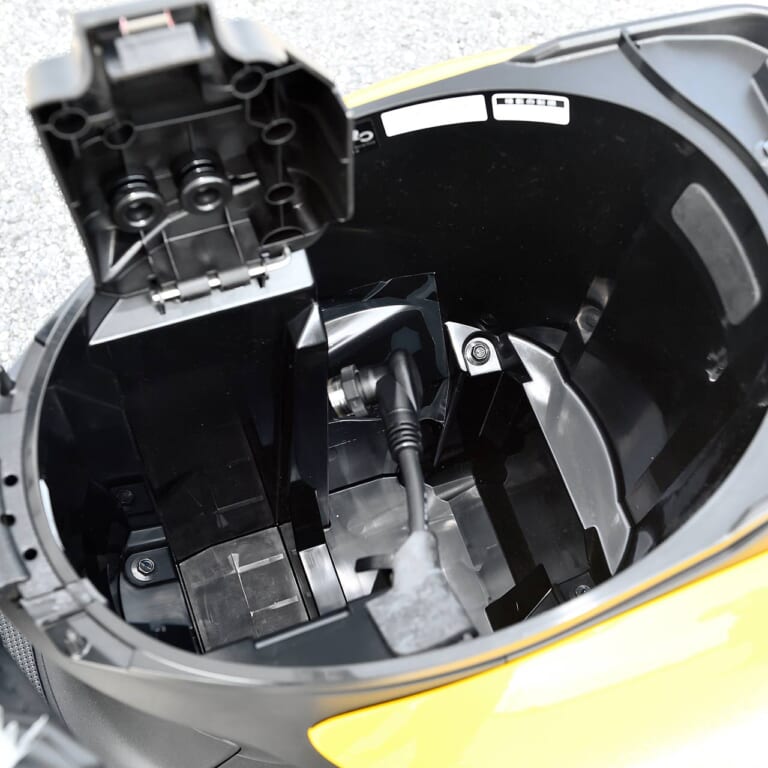 ヤマハ E-ビーノ|リチウムイオンバッテリー|ヤマハ E-ビーノ試乗インプレッション【軽さ際立つボディ! 誰もが扱える電動スクーター】