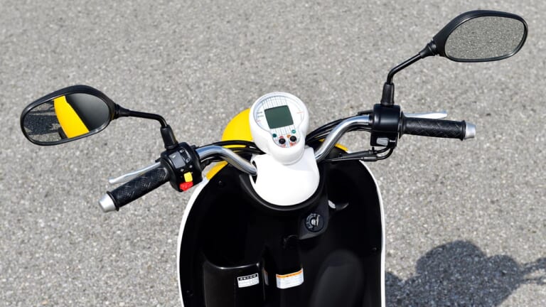 ヤマハ E-ビーノ|ハンドルまわり|ヤマハ E-ビーノ試乗インプレッション【軽さ際立つボディ! 誰もが扱える電動スクーター】