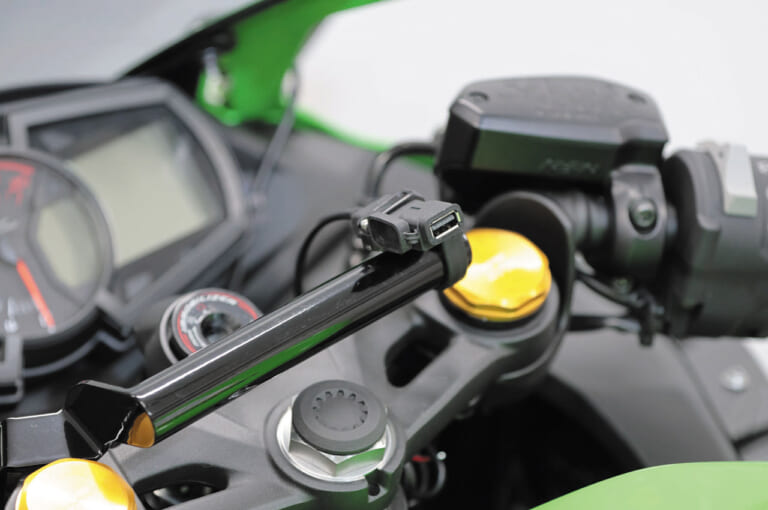 カワサキ ニンジャZX-25R|キジマカスタムパーツ|USBポートKIT ハンドルクランプ(USB規格:タイプA/タイプC)|快適&安全に効くニンジャZX-25R用パーツ群が登場〈キジマ〉