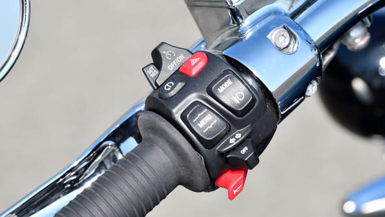 BMW R18クラシック|ハンドルスイッチ類|’21 BMW R18クラシック試乗ショートインプレ【CLASSICにはクルーズコントロールを装備】