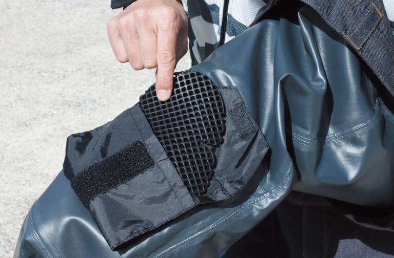 ワークマン イージス DENIMYストレッチレインパンツ R1P|膝プロテクター|ワークマン’21春夏新作徹底テスト#3【雨でも快適安全ライダー向けウェア×4選】