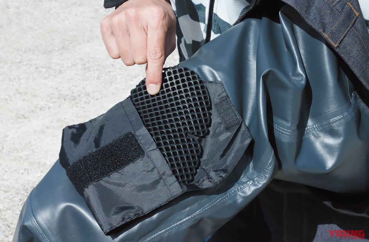 ワークマン イージス DENIMYストレッチレインパンツ R1P|膝プロテクター|ワークマン’21春夏新作徹底テスト#3【雨でも快適安全ライダー向けウェア×4選】