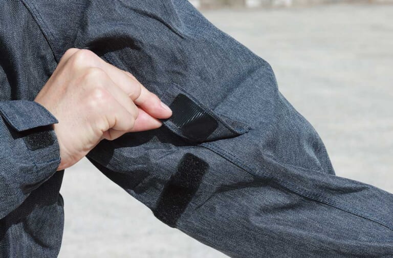 ワークマン イージス 3レイヤー透湿レインスーツ バイカーズ BR002A|ベルクロアジャスター|ワークマン’21春夏新作徹底テスト#3【雨でも快適安全ライダー向けウェア×4選】