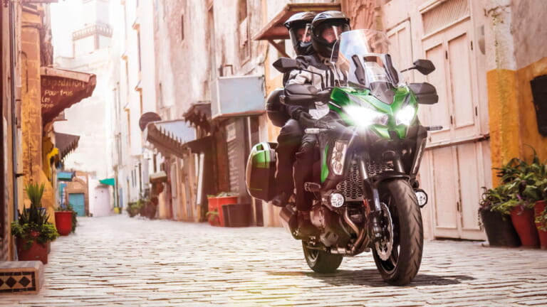 4気筒&17インチのアドベンチャーにスカイフックをプラス! カワサキ新型「ヴェルシス1000SE」登場