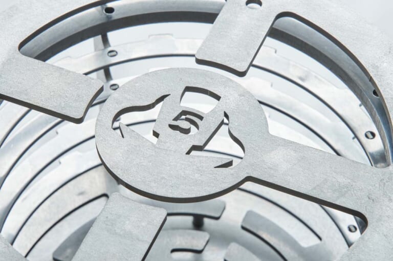 Moto Grill(モトグリル)|バイクのパーツがキャンプ用品に?! F.C.C.が自社製品を利用して焚き火台を製作