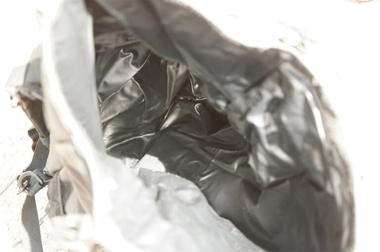 防水バックパック|コミネ SA-208 ウォータープルーフライディングバッグ 20|メイン気室|林道ツーリングにピッタリの高機能なバックパック×11選〈前編〉