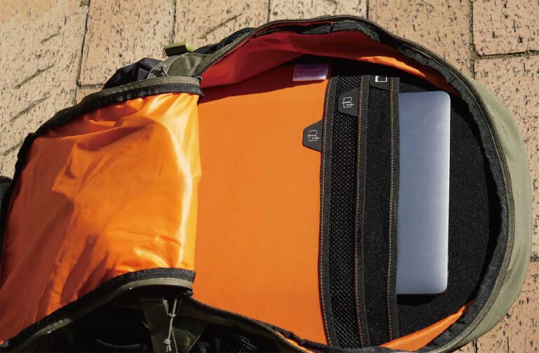 レインカバー付きバックパック|ゴールドウイン GSM27011 X-OVERデイパック27|モバイル用ポケット|林道ツーリングにピッタリの高機能なバックパック×11選〈後編〉