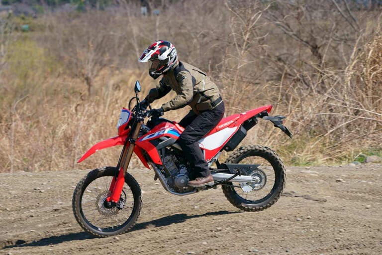 撥水&静電気抑制コーティング剤|ヤザワ スタティックガード ボディ用|ヘルメット使用例|静電気抑制/撥水のW効果を持つコーティング剤「スタティックガード」【静電気が巻き起こす問題を解消】