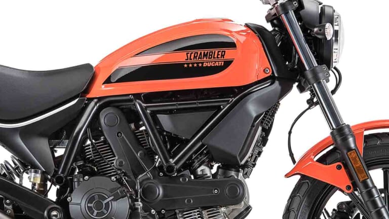 写真] 41_DUCATI SCRAMBLER SIXTY2_UC43729_TOP │ ドゥカティ スクランブラーシックスティ2  [新型バイクカタログ]：普通二輪免許で乗車OK! なスクランブラーの末弟│WEBヤングマシン｜新車バイクニュース