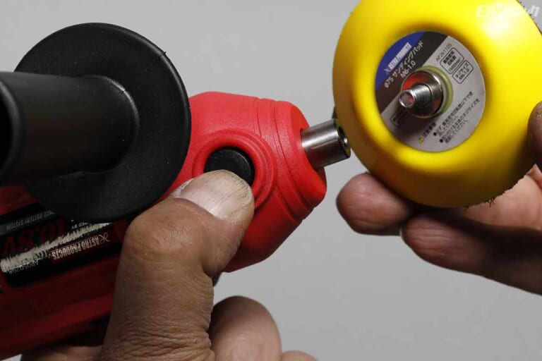 ミニポリッシャー|小径パッドとスポンジを装着|バイク磨きにオススメ! 小型/軽量/充電式ポリッシャー〈アストロプロダクツ〉