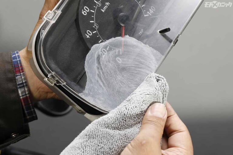 デイトナ スクリーンクリーナー|施工|汚れ取りと磨き込みの合わせ技でさらに輝く外装パーツ〈デイトナ磨きケミカルカタログ×3選〉