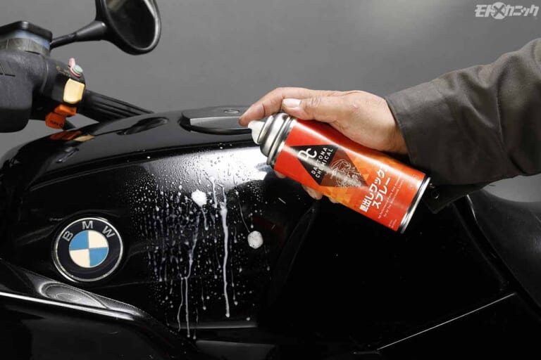 デイトナ 艶出しワックススプレー|施工|汚れ取りと磨き込みの合わせ技でさらに輝く外装パーツ〈デイトナ磨きケミカルカタログ×3選〉