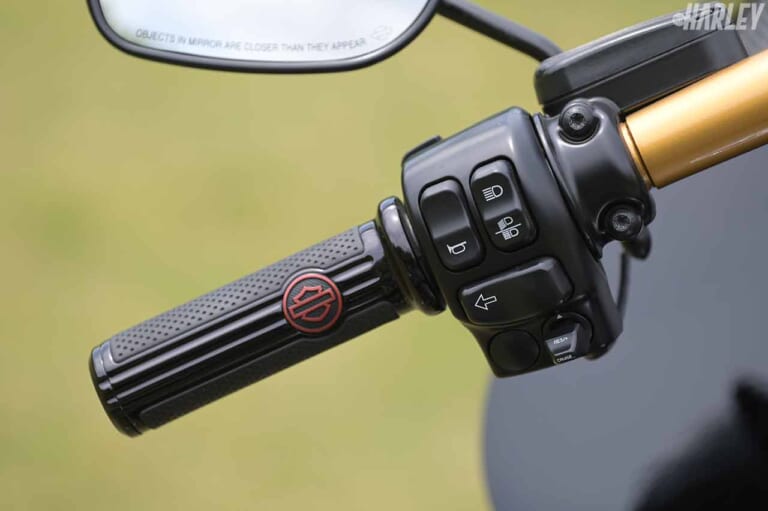 ハーレーダビッドソン FLHRロードキング|フォレストウイングカスタム|ハンドルスイッチまわり|FLHRロードキングベースのパフォーマンスバガー【理想のカスタムハーレーをゲット!】