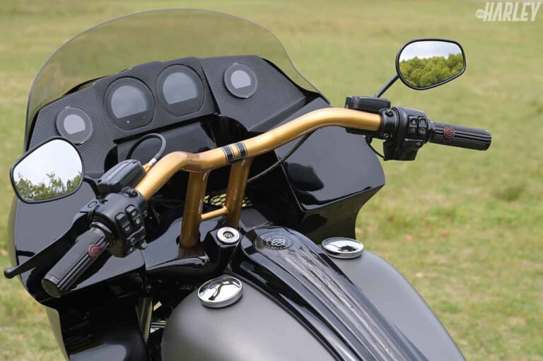ハーレーダビッドソン FLHRロードキング|フォレストウイングカスタム|ハンドルまわり|FLHRロードキングベースのパフォーマンスバガー【理想のカスタムハーレーをゲット!】