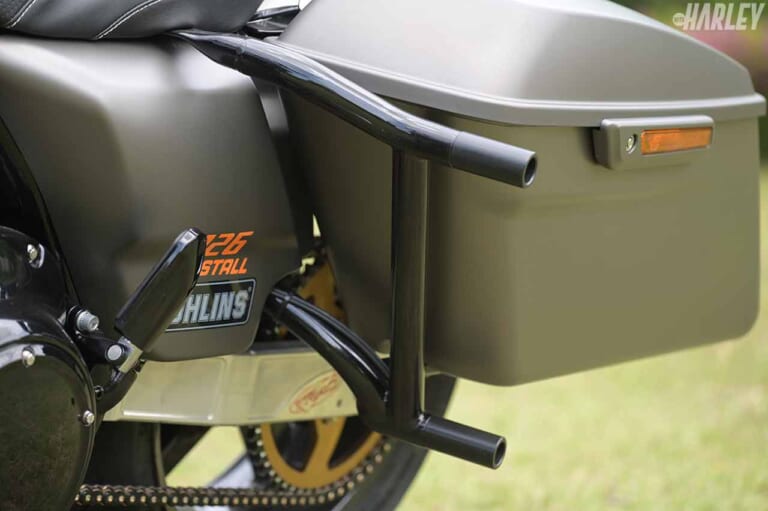 ハーレーダビッドソン FLHRロードキング|フォレストウイングカスタム|Santoro Fabworx 製サドルバッグガード|FLHRロードキングベースのパフォーマンスバガー【理想のカスタムハーレーをゲット!】