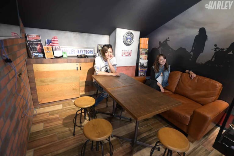 ハーレーダビッドソンセントラル世田谷店|屋内休憩スペース|都内からハーレーライフを積極的に発信するH-Dセントラル世田谷店〈ウィズハーレー・ディーラー探訪レポ〉