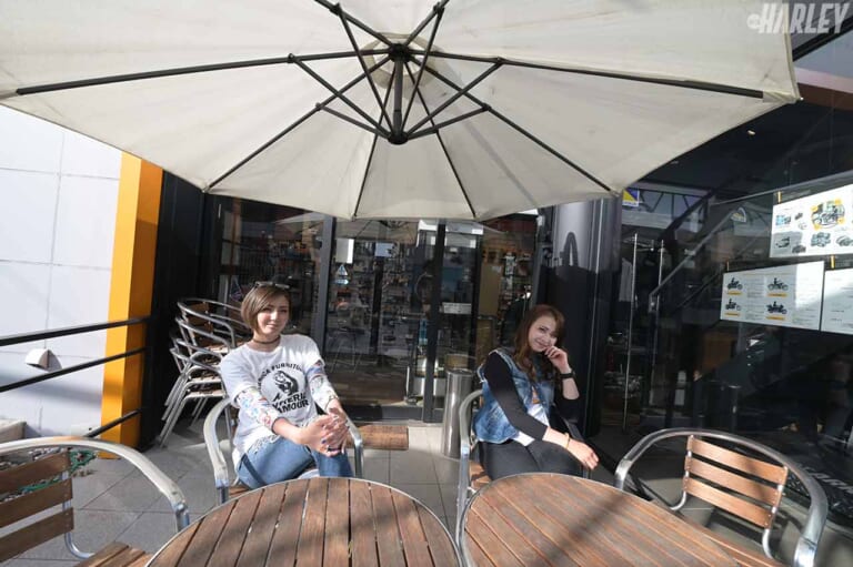 ハーレーダビッドソンセントラル世田谷店|屋外休憩スペース|都内からハーレーライフを積極的に発信するH-Dセントラル世田谷店〈ウィズハーレー・ディーラー探訪レポ〉