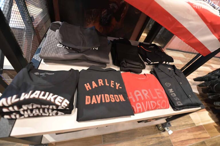 ハーレーダビッドソンセントラル世田谷店|アパレルコーナー|都内からハーレーライフを積極的に発信するH-Dセントラル世田谷店〈ウィズハーレー・ディーラー探訪レポ〉