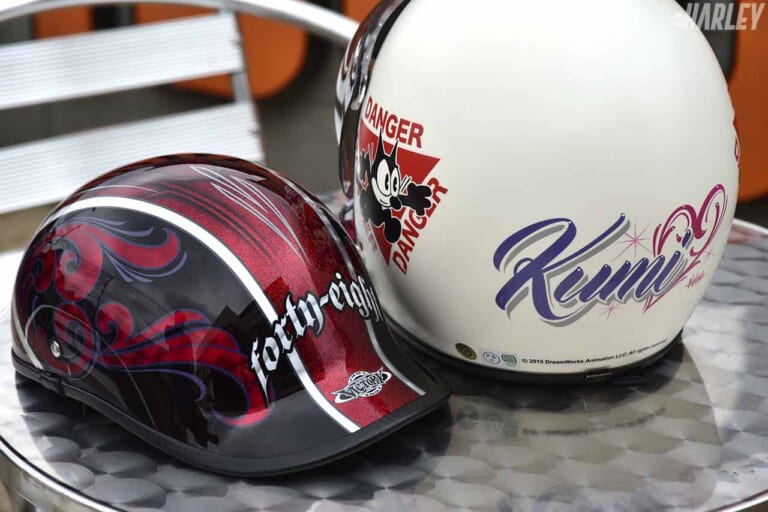 ハーレーダビッドソンのある暮らし|Tさん夫婦|思い出のヘルメット|妻のためにFLTRXSロードグライドへ乗り換えた元48乗り〈ハーレーダビッドソンのある暮らし〉