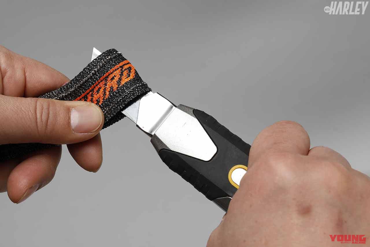 盗難防止ロック|ミツバサンコーワ バイスガードエア|カッターの刃をあてる|ポケットにも収まるコンパクトな盗難防止ロック〈ミツバサンコーワ バイスガードシリーズ〉