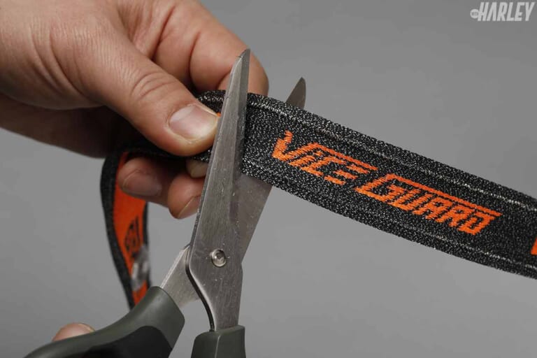 盗難防止ロック|ミツバサンコーワ バイスガードエア|ハサミの刃をあてる|ポケットにも収まるコンパクトな盗難防止ロック〈ミツバサンコーワ バイスガードシリーズ〉