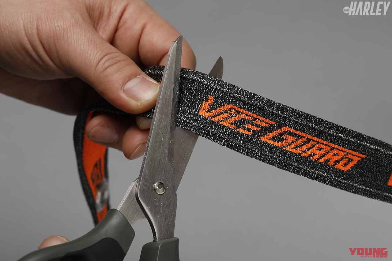 盗難防止ロック|ミツバサンコーワ バイスガードエア|ハサミの刃をあてる|ポケットにも収まるコンパクトな盗難防止ロック〈ミツバサンコーワ バイスガードシリーズ〉