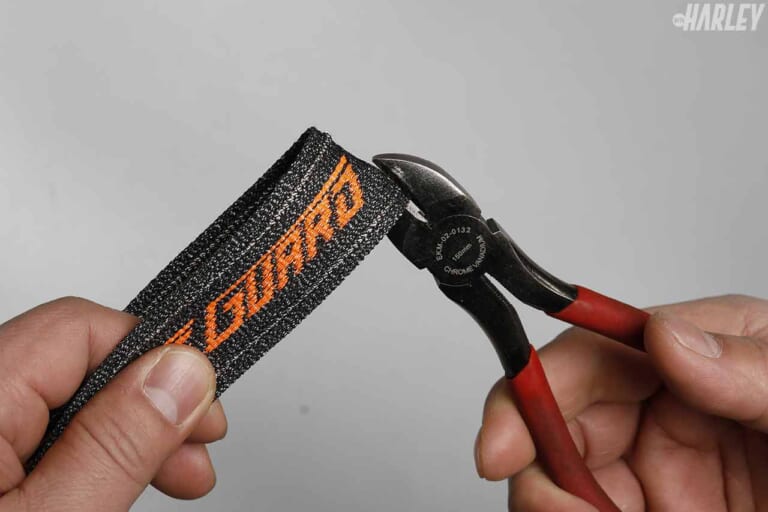 盗難防止ロック|ミツバサンコーワ バイスガードエア|ニッパの刃をあてる|ポケットにも収まるコンパクトな盗難防止ロック〈ミツバサンコーワ バイスガードシリーズ〉