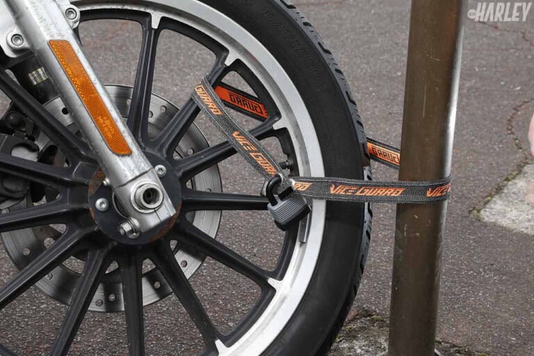 盗難防止ロック|ミツバサンコーワ バイスガードエア|ホイールと柱をつなぐ|ポケットにも収まるコンパクトな盗難防止ロック〈ミツバサンコーワ バイスガードシリーズ〉