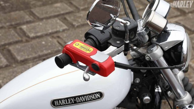 盗難防止ロック|ミツバサンコーワ ガードッグ・バイスガードII|ブレーキを固定する|ポケットにも収まるコンパクトな盗難防止ロック〈ミツバサンコーワ バイスガードシリーズ〉