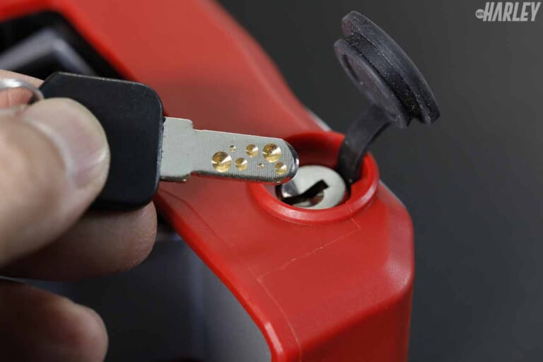 盗難防止ロック|ミツバサンコーワ ガードッグ・バイスガードII|付属のディンプルキー|ポケットにも収まるコンパクトな盗難防止ロック〈ミツバサンコーワ バイスガードシリーズ〉