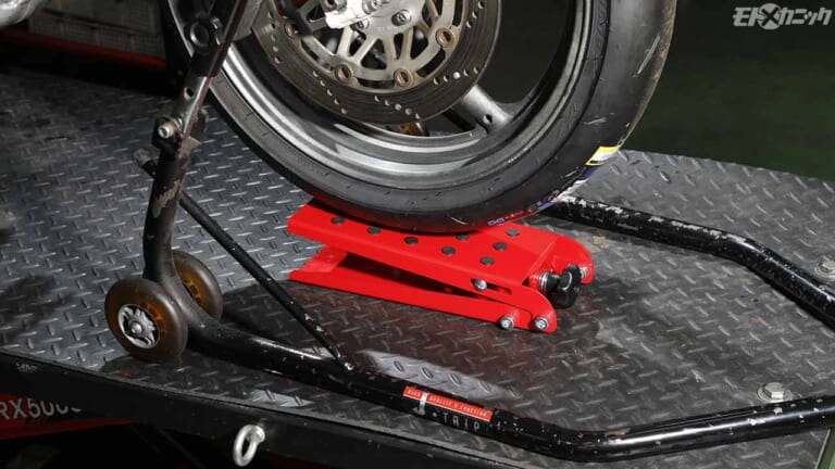 タイヤの着脱が劇的に楽になるタイヤジャッキ ホイールを持ち上げることなく楽々タイヤ交換 Webヤングマシン 最新バイク情報