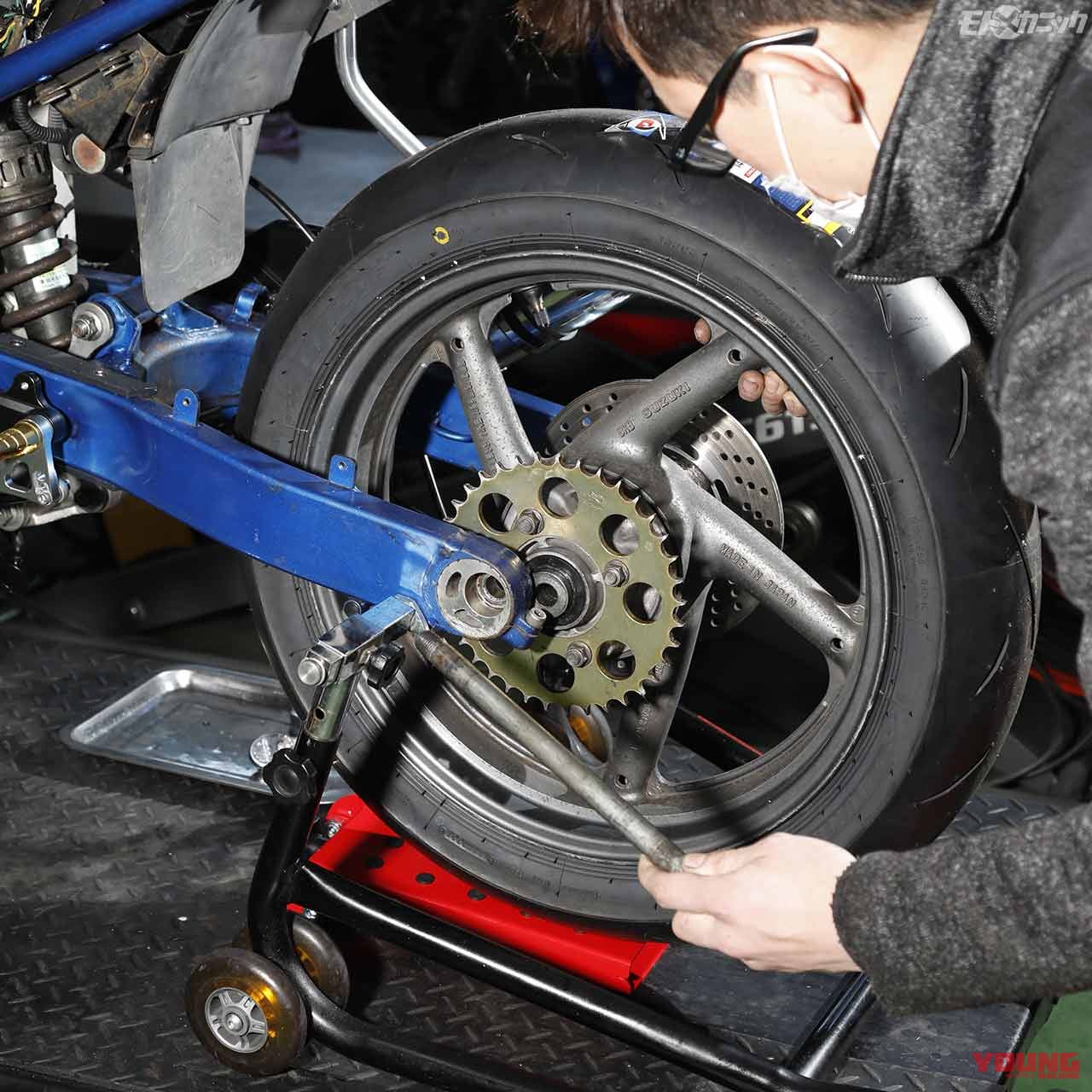 タイヤの着脱が劇的に楽になるタイヤジャッキ ホイールを持ち上げることなく楽々タイヤ交換 Webヤングマシン 新車バイクニュース