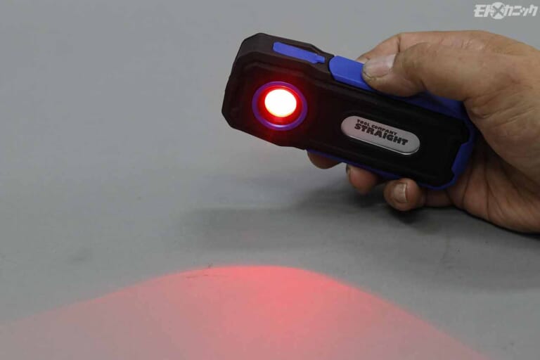 ストレート|充電式 LEDライト|赤い光照射|カユいところに手が届く、ストレートのバイク向けおすすめ便利工具×5選