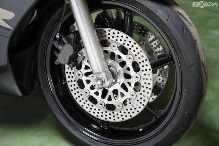 ホンダCBR400RR|フロントまわり|日本独自のカテゴリー=400cc車に込められたこだわり【’80〜’90年代の夢よ再び】