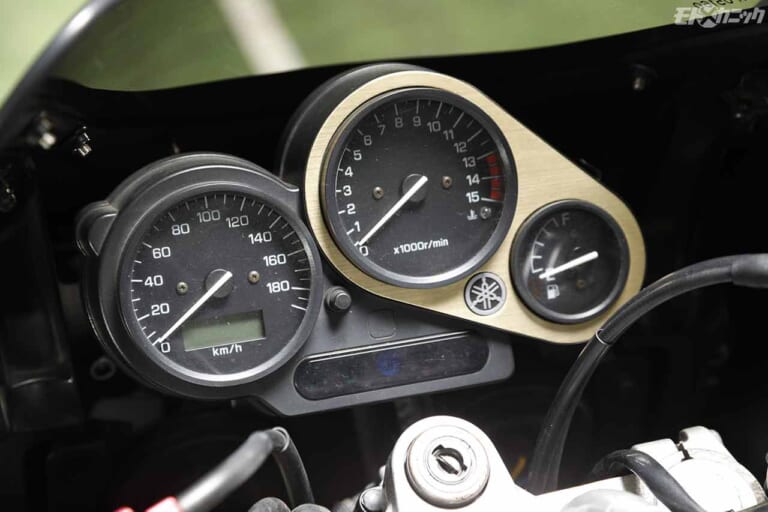 ヤマハFZ400|メーターまわり|日本独自のカテゴリー=400cc車に込められたこだわり【’80〜’90年代の夢よ再び】
