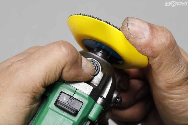 ストレート コードレスポリッシャーサンダー|先端のボタン|バイクを効率よく磨きたいユーザー向け。機動力が圧倒的なコードレスポリッシャー〈ストレート〉