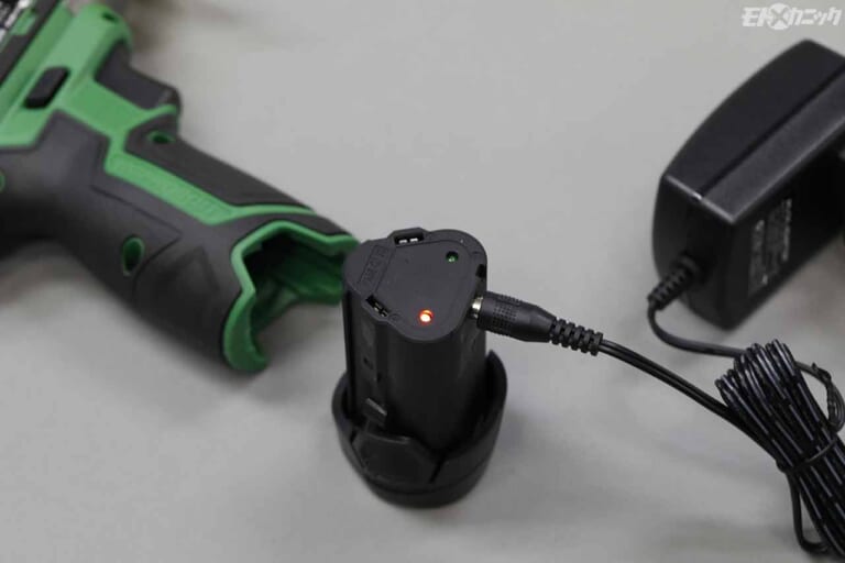 ストレート コードレスポリッシャーサンダー|充電ユニット|バイクを効率よく磨きたいユーザー向け。機動力が圧倒的なコードレスポリッシャー〈ストレート〉