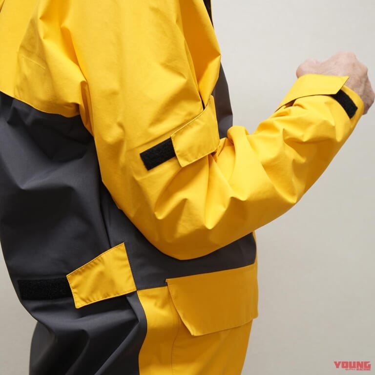 ゴールドウインモーターサイクル GSM22104 Gベクタープロフェッショナルレインスーツ|面ファスナーのフラップ|軽量&コンパクトでレインスーツの域を超えたマルチアウター〈ゴールドウインモーターサイクル〉