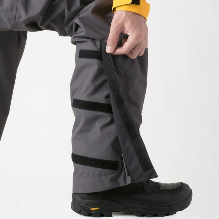 ゴールドウインモーターサイクル GSM22104 Gベクタープロフェッショナルレインスーツ|裾部分のフラップ|軽量&コンパクトでレインスーツの域を超えたマルチアウター〈ゴールドウインモーターサイクル〉